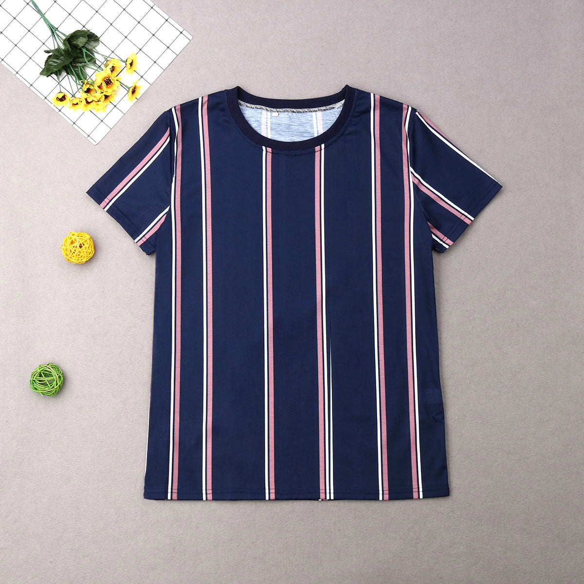 MEN'S STRIPED T-SHIRTMEN'S STRIPED T-SHIRTProduct information


 Style: Hedging
 
 Version: Straight type
 
 Collar type: no collar
 
 Neckline shape: round neck
 
 Main fabric compositiVallara