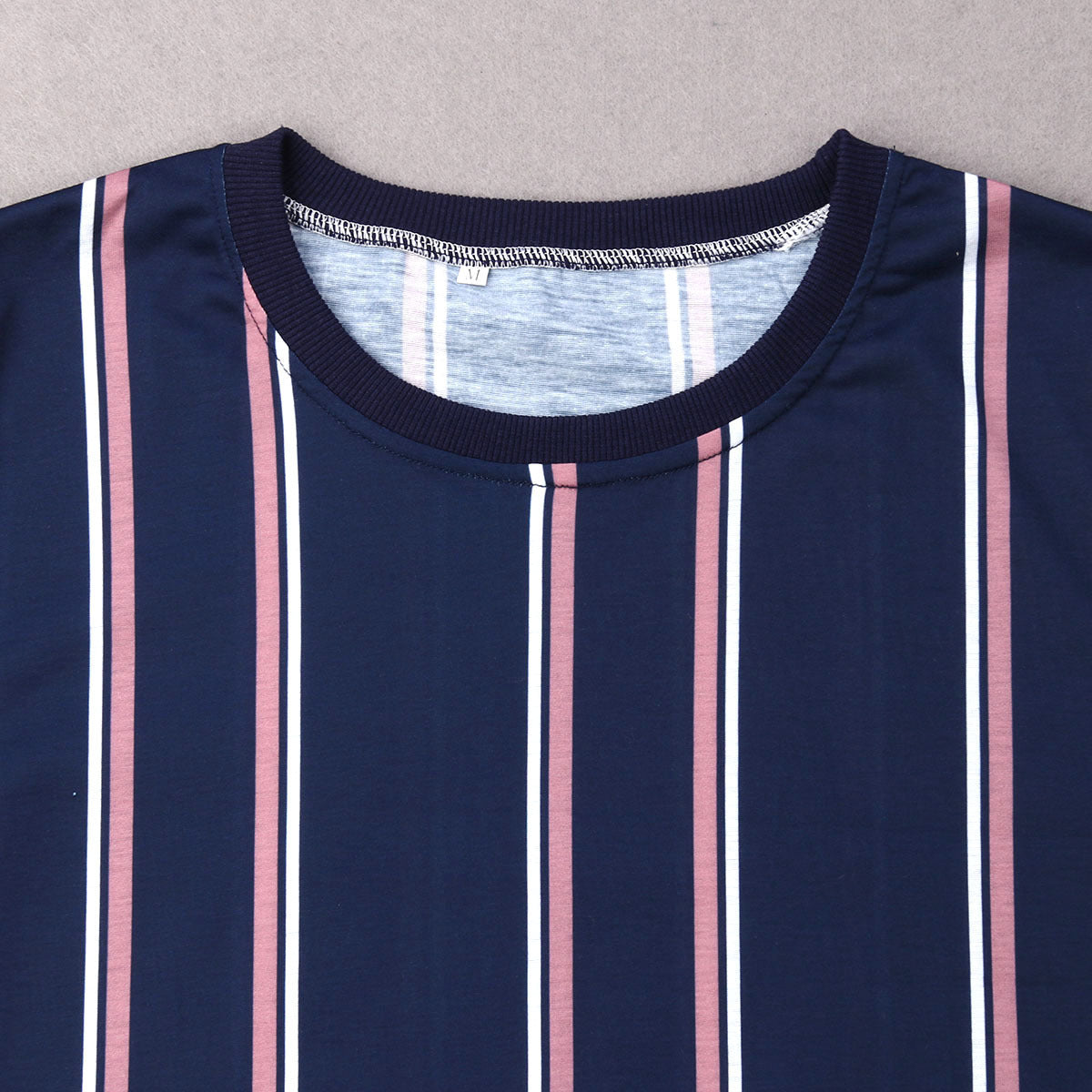 MEN'S STRIPED T-SHIRTMEN'S STRIPED T-SHIRTProduct information


 Style: Hedging
 
 Version: Straight type
 
 Collar type: no collar
 
 Neckline shape: round neck
 
 Main fabric compositiVallara