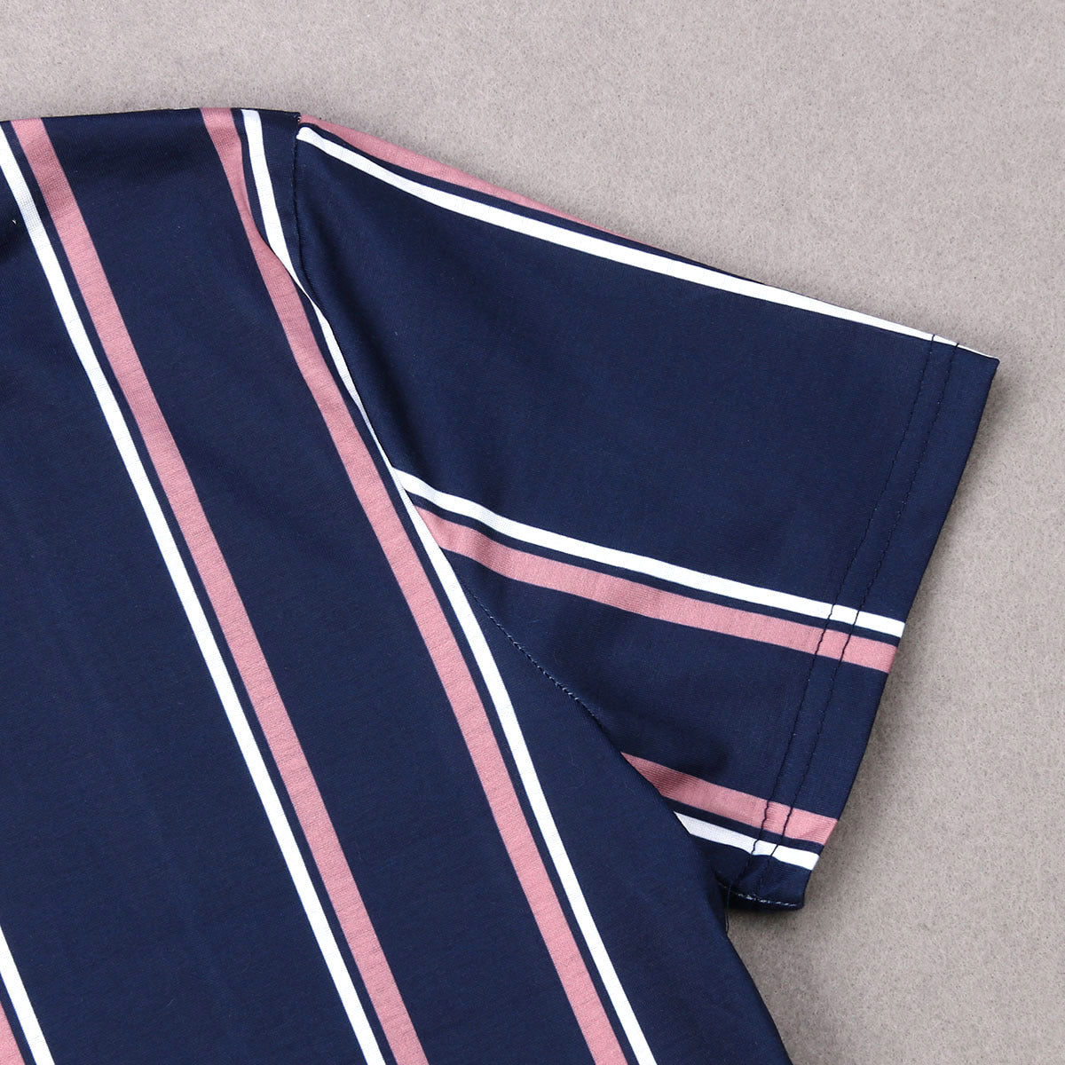 MEN'S STRIPED T-SHIRTMEN'S STRIPED T-SHIRTProduct information


 Style: Hedging
 
 Version: Straight type
 
 Collar type: no collar
 
 Neckline shape: round neck
 
 Main fabric compositiVallara